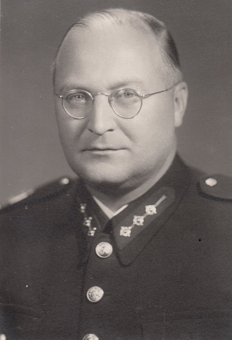 JUDr. Miroslav Haken v hasičské uniformě 1940 zdroj Památník vydaný při otevření hasičského domu v Slaném