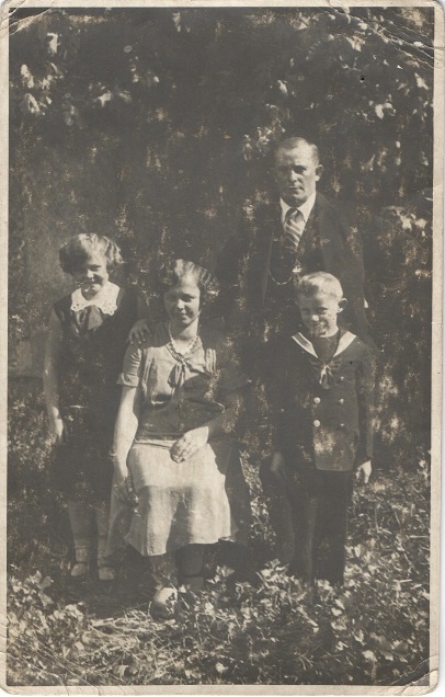 3 foto Sunkovi na spolen fotografii prvn zleva Vra Marie Josef a Ji